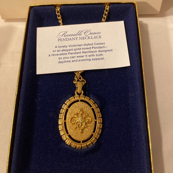 Lot of Vintage Avon Jewelry Three Necklaces and Two Clip Earrings New in Box - Picture 7 of 9